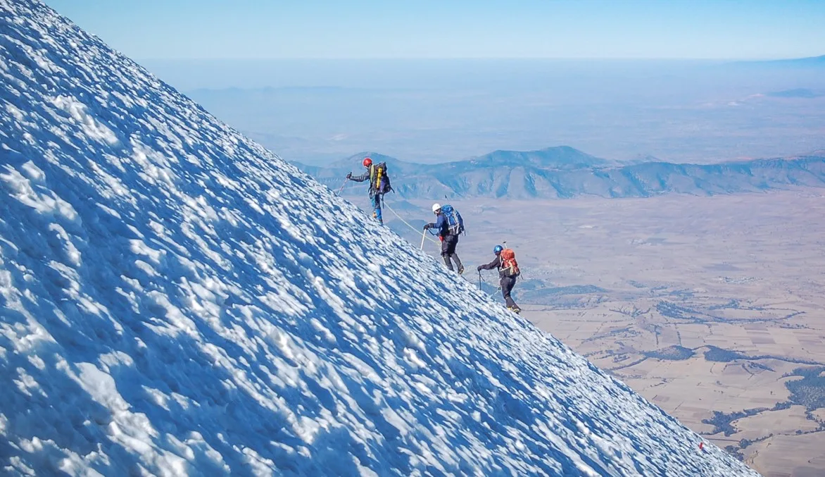 Imagen de portada de «El Pico de Orizaba, una de las montañas más guiadas en el mundo».
