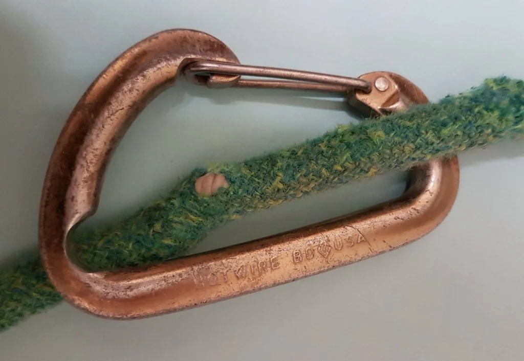 Imagen del archivo de «¿El desgaste de un mosquetón podría cortar una cuerda?».