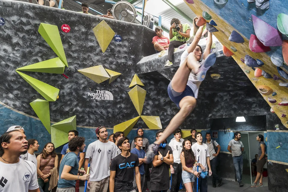 Imagen de portada de «Una estudiante de comercio y uno de física, campeones de la Liga de Escalada Estudiantil».