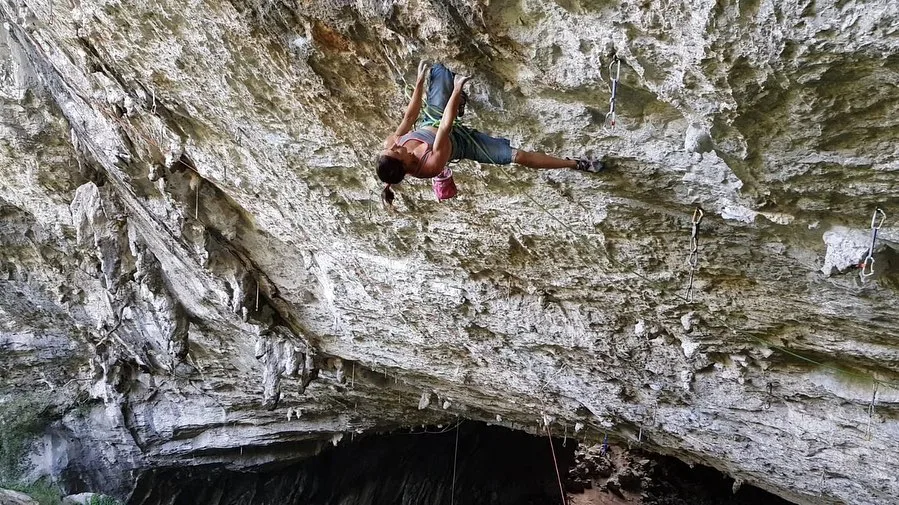 Imagen de portada de «Cintia Percivati encadena White Zombie, primer 5.14b femenil de Argentina».