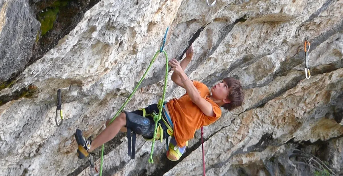 Imagen de portada de «Con 10 años, Théo Blass es el más joven en escalar 5.14b».