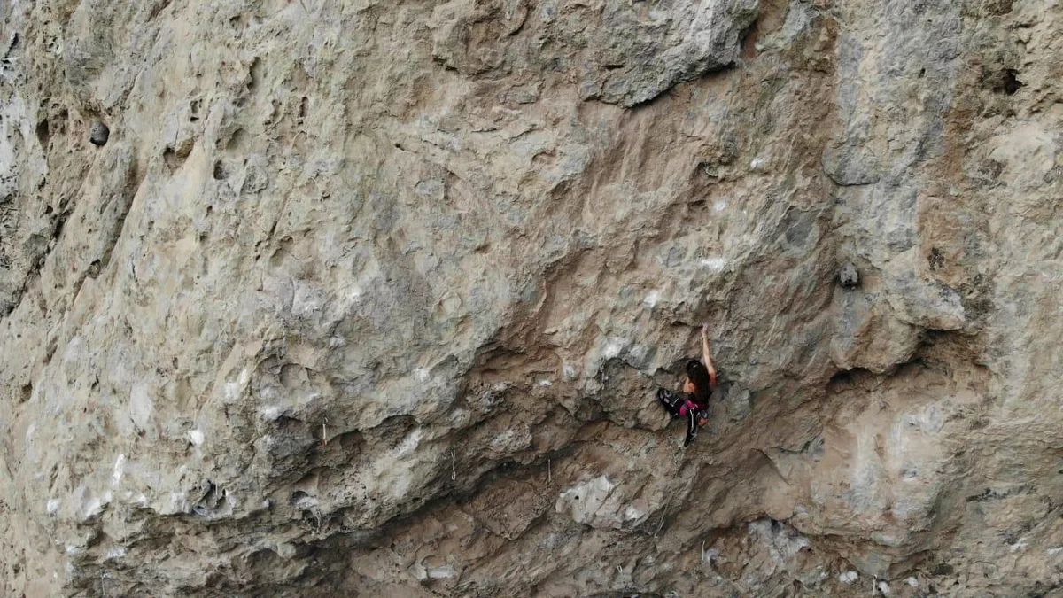 Imagen de portada de «Video: Elisa Casares encadena Rarotonga 5.13d, en la Cueva del Arenal».