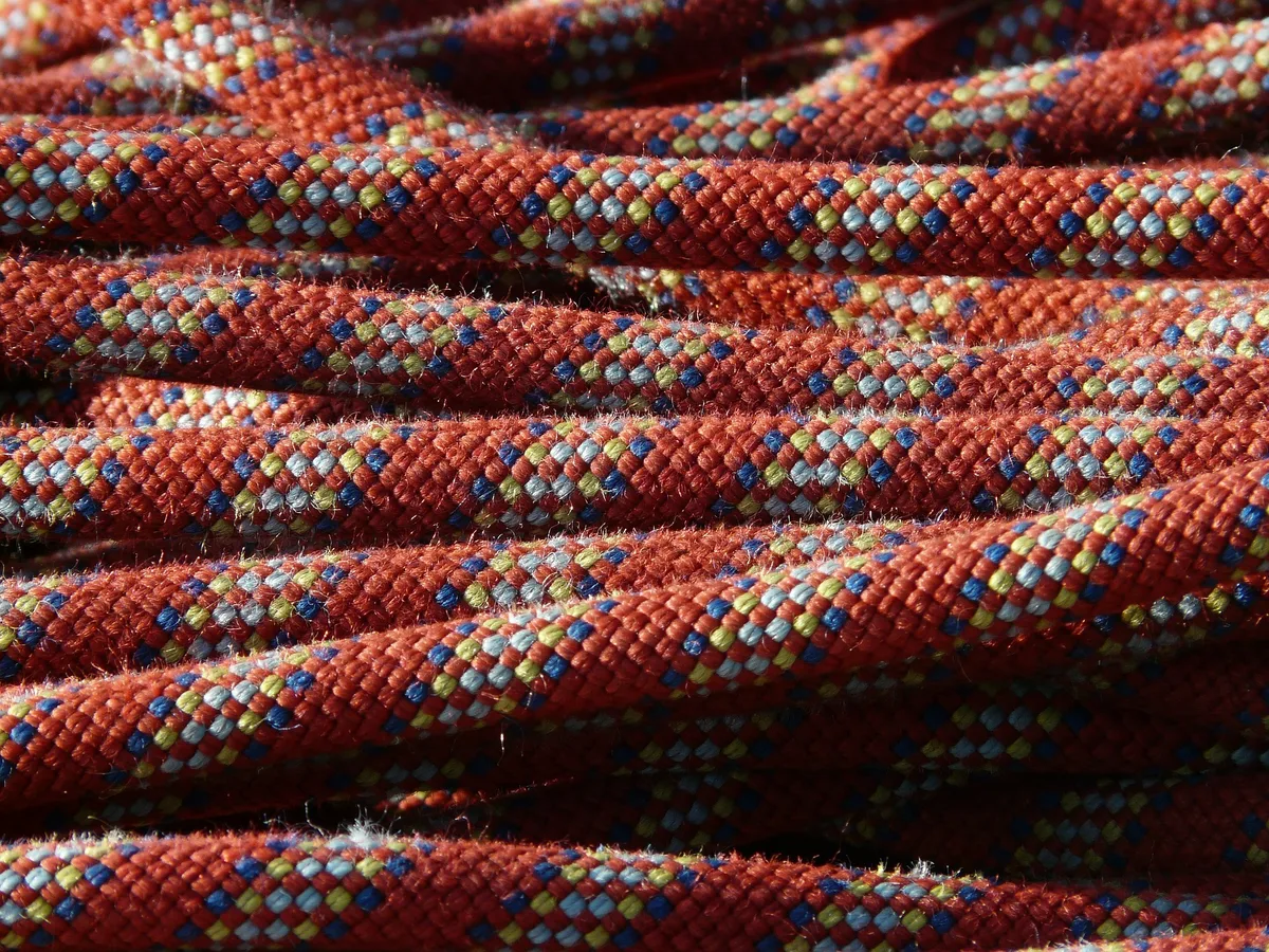 Imagen de portada de «Cuerdas de escalada: datos técnicos, características y certificaciones».