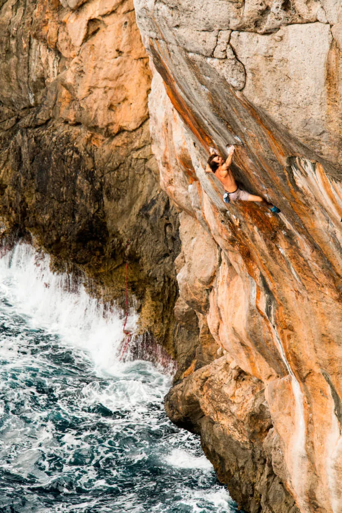 Imagen del archivo de «Above the Sea de Chris Sharma te hará sudar las manos con agua salada #ReelRock12MX».