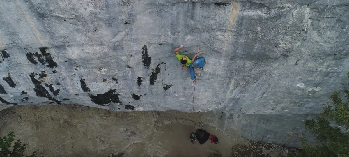 Imagen de portada de «Video: Adam Ondra encadena Disbelief (5.15b) en Acephale, Canadian Rockies».
