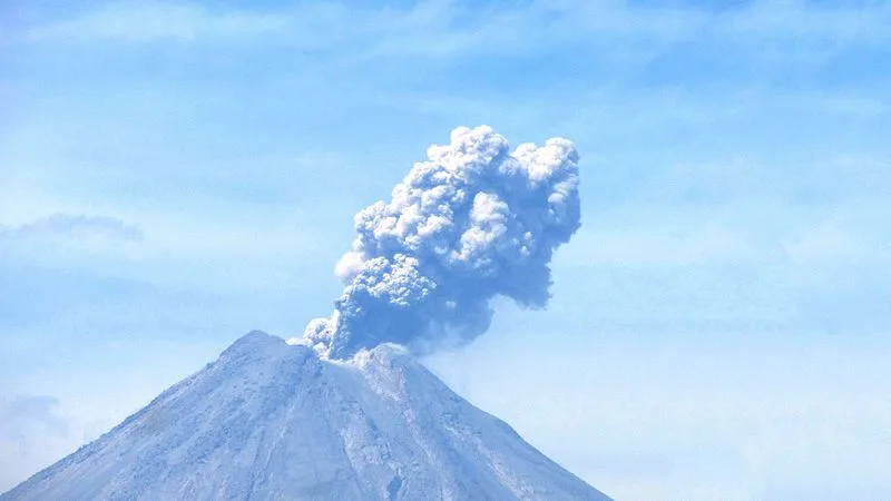 Imagen de portada de «Volcanes mexicanos: la visión de Ramón Espinasa, montañista y vulcanólogo».