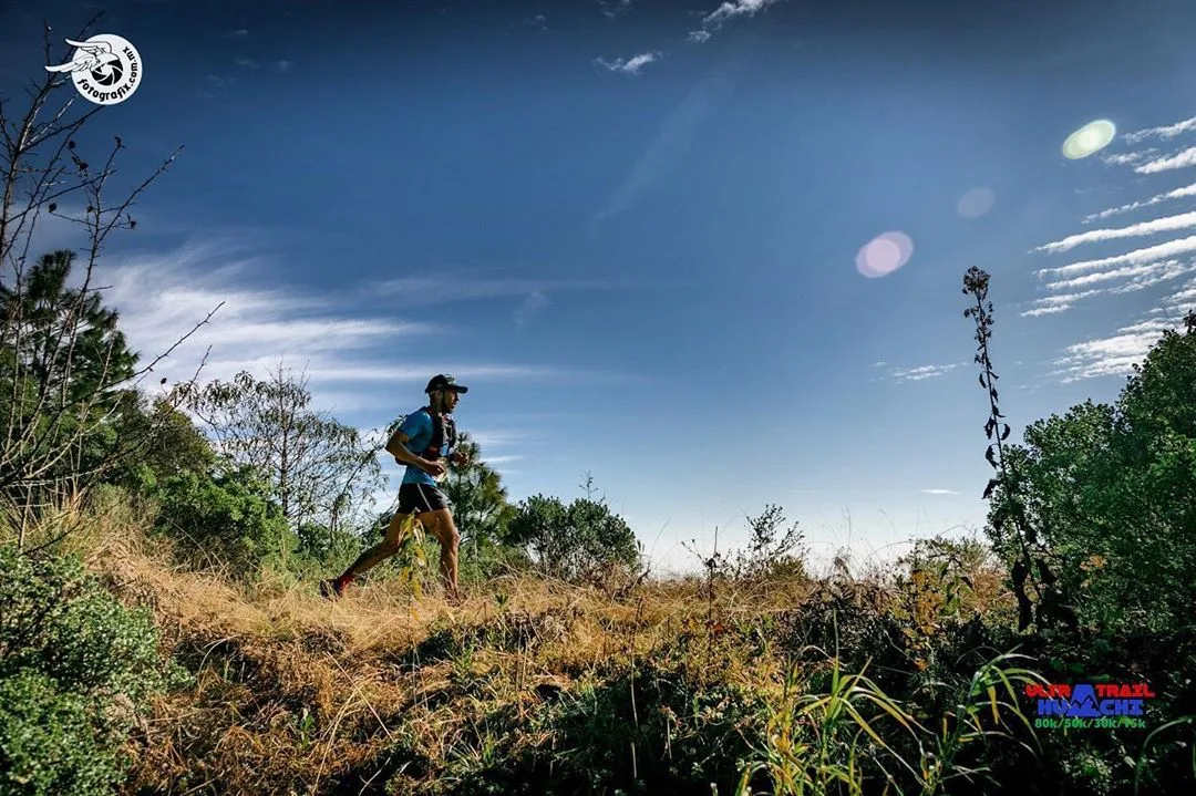 Imagen de portada de «1200 corredores de 18 países hacen de UltraHuachi una gran fiesta de trail».