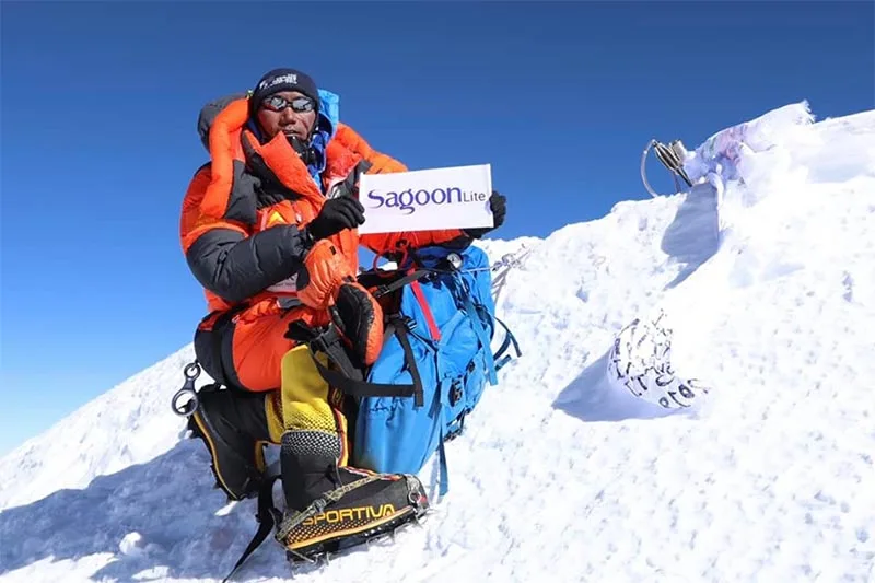 Imagen de portada de «Kami Rita Sherpa sube a 24 el récord de ascensos en el Everest».