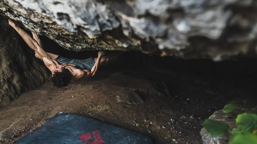 Imagen de portada de «Adam Ondra encadena dos V15 y un V13 en el día».