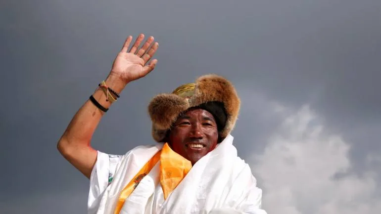 Imagen de portada de «Kami Rita Sherpa rompe récord con 23 cumbres al Everest».