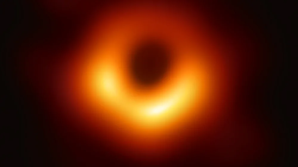 Imagen de portada de «La exploración logra un nuevo horizonte y fotografía un agujero negro».
