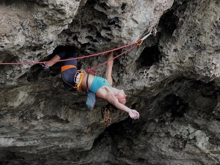 Imagen de portada de «Fernanda González encadena Rarotonga (5.13d), en la Cueva del Arenal».