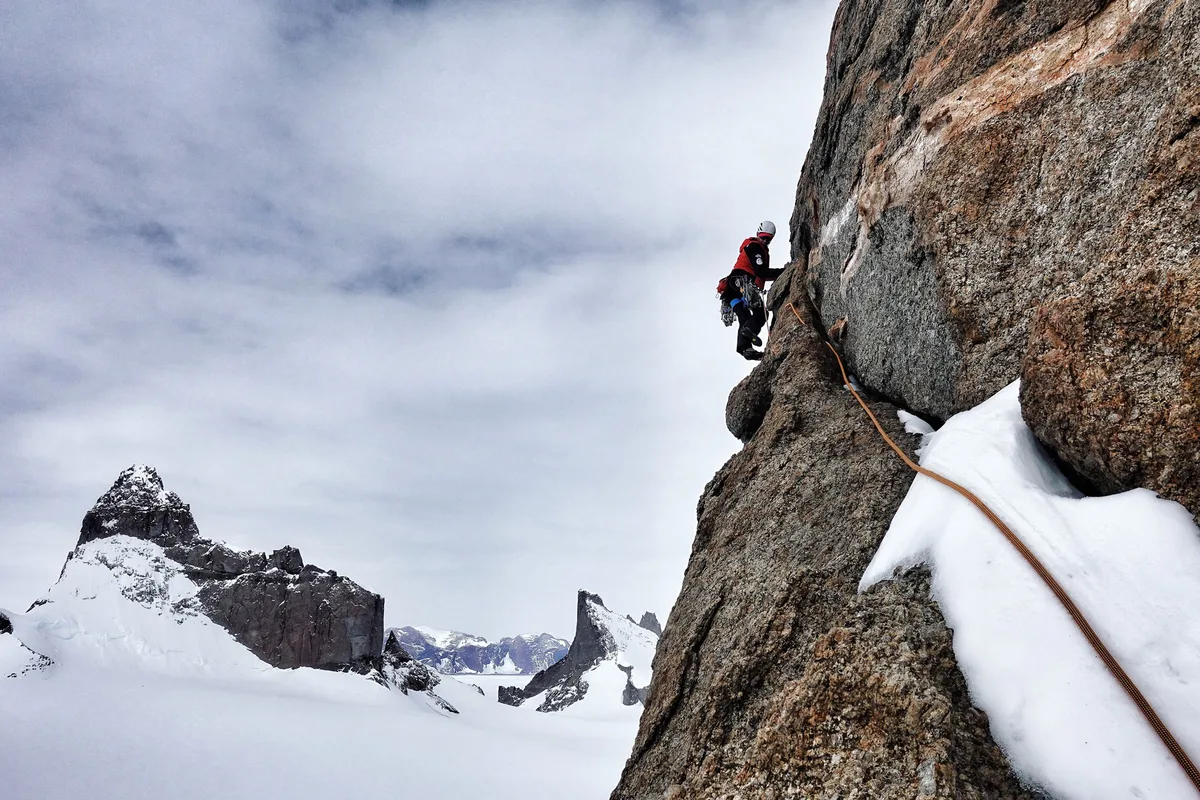 Imagen de portada de «Honnold: de la Antártida para Reel Rock, a Hollywood con el saco de Jared Leto».