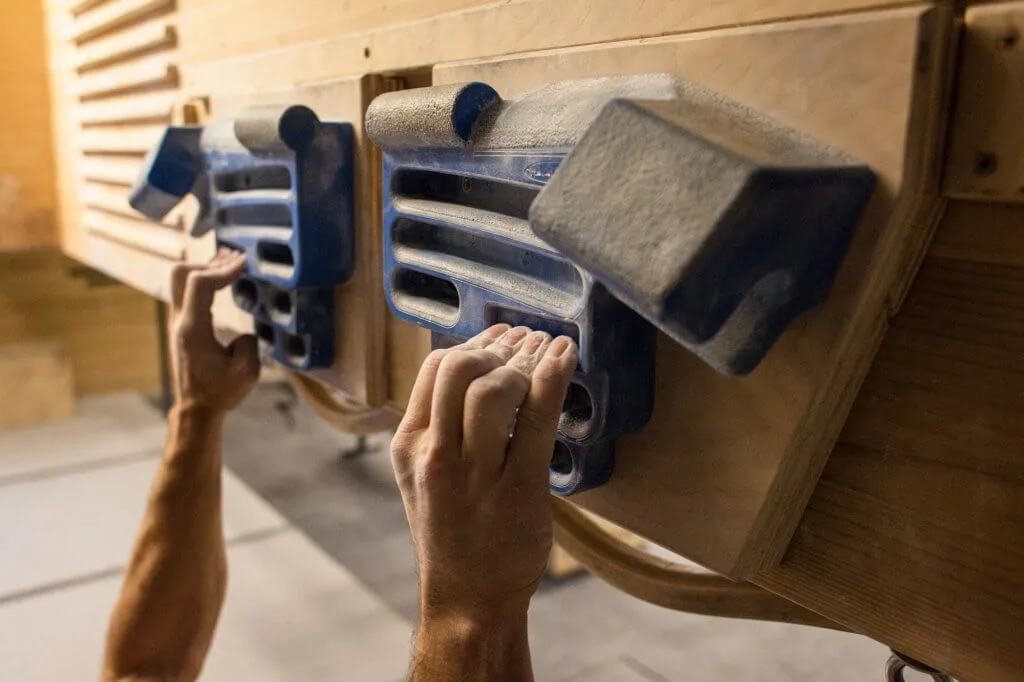 Imagen del archivo de «La historia del Handboard o tabla de entrenamiento de escalada».