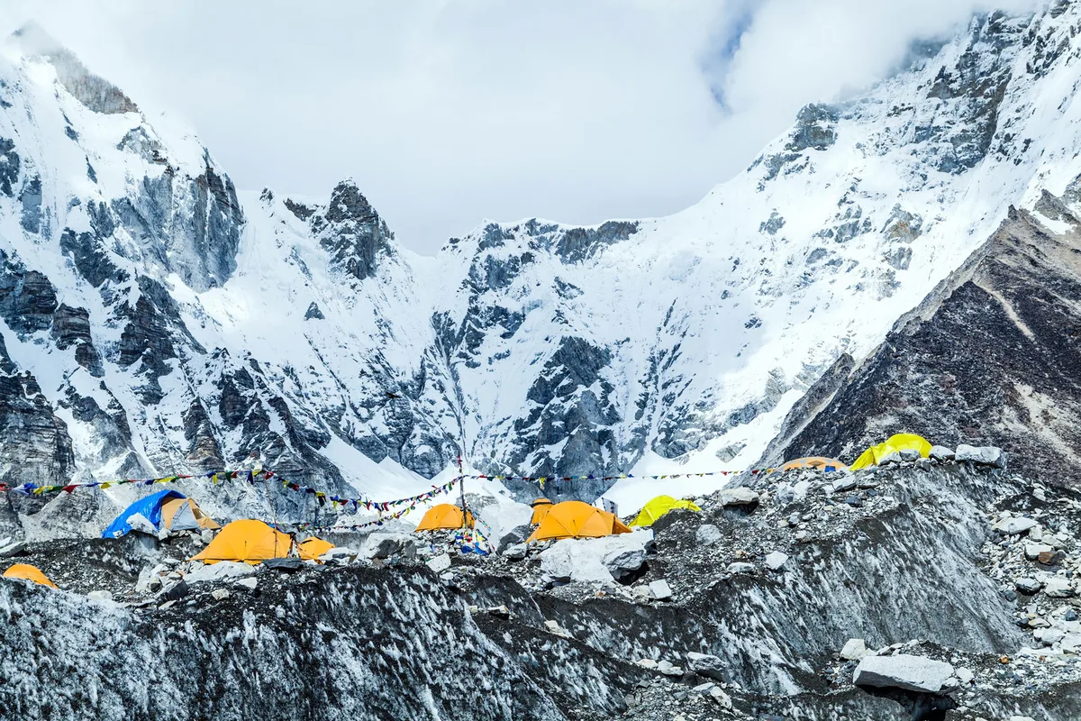 Imagen de portada de «China limita radicalmente permisos al Everest por campaña de limpieza».