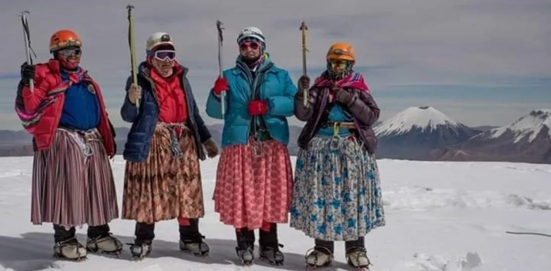 Imagen de portada de «Cholitas escaladoras de Bolivia llegan a la cumbre del Aconcagua».