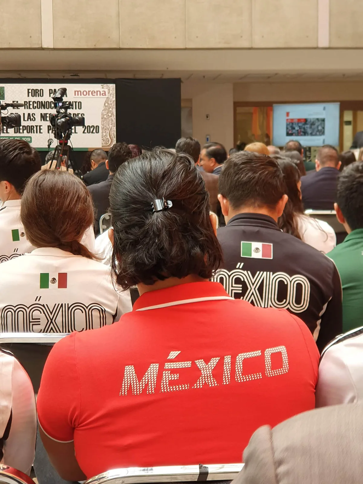 atletas universitarios participantes del foro