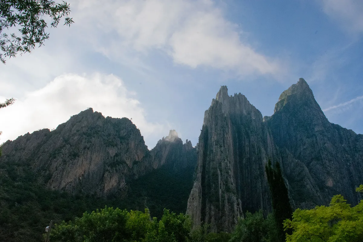 Imagen de portada de «Jacob Cook y Drew Marshall liberan La Sombra Luminosa (5.12c), Potrero Chico».