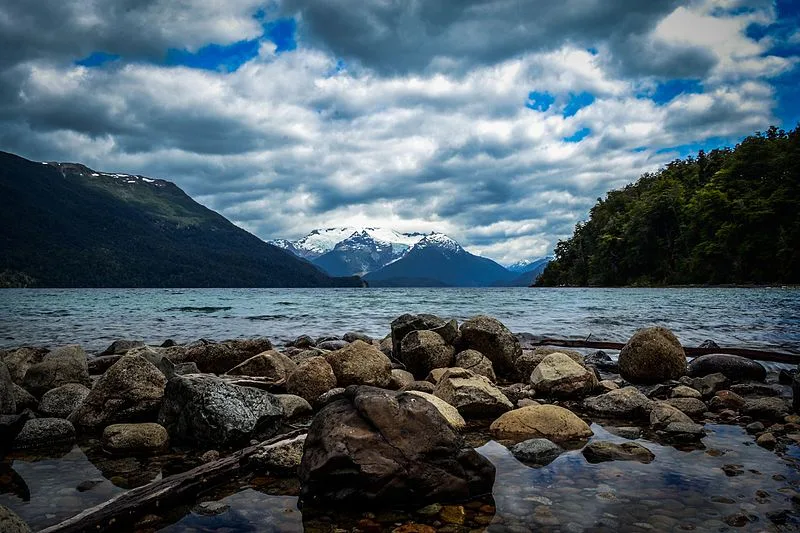 Imagen de portada de «Explorar el Parque Nacional Los Alerces, Argentina, por Humildad Mochilera».