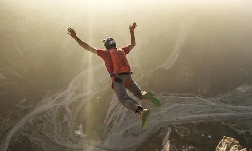 Imagen de portada de «Trazando la Aventura, un proyecto mexicano de escalada y salto BASE».