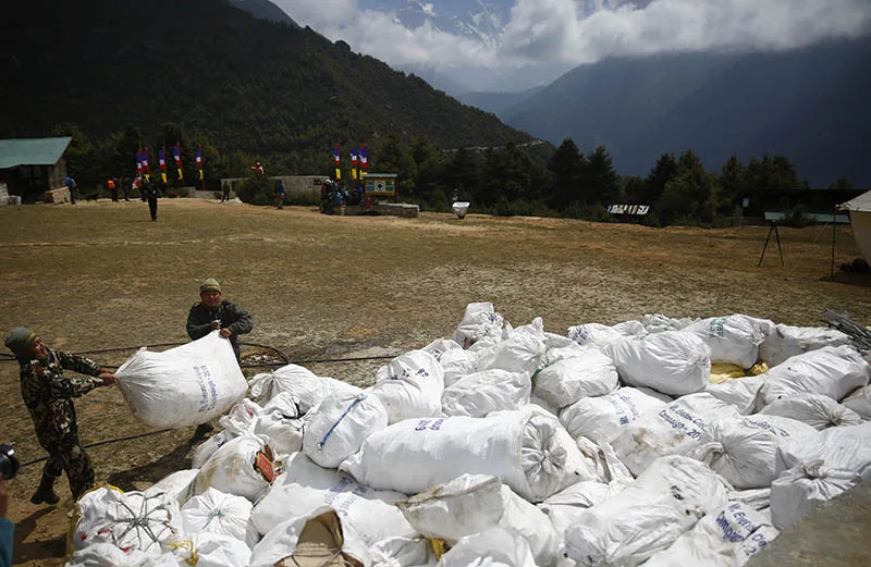 Imagen de portada de «Finaliza campaña de limpieza de Everest: 10,000kg de basura recolectados».
