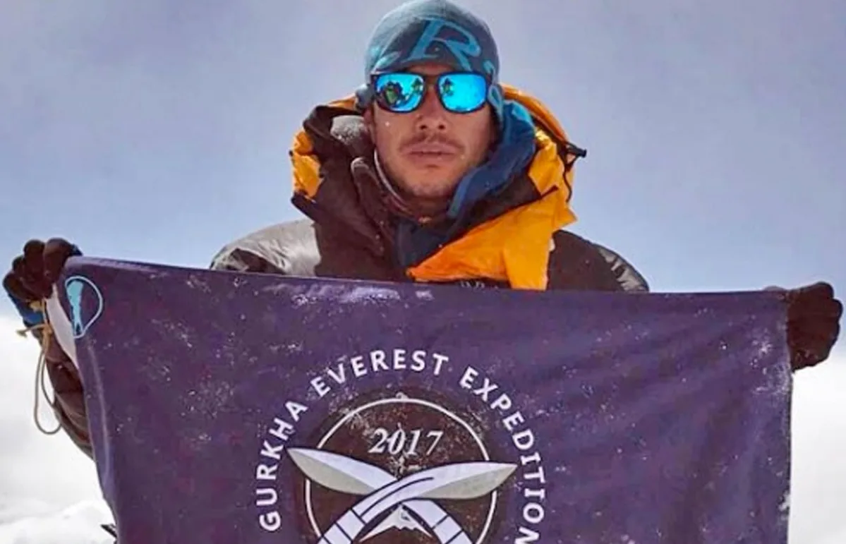 Imagen de portada de «Soldado nepalí escala tres montañas de 8 mil metros en cinco días».