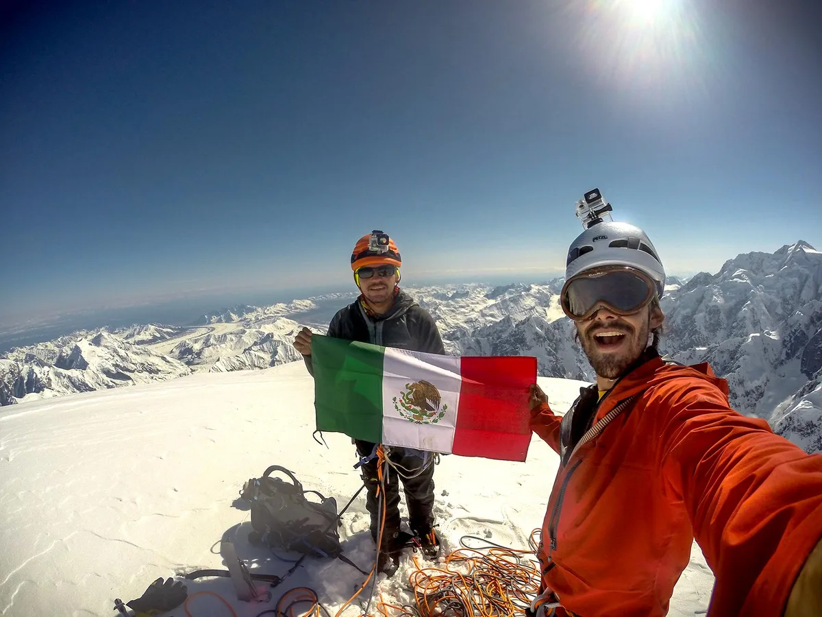 Imagen de portada de «Concluye exitosamente #IceCalling2016 con ascenso a Mt. Huntington».