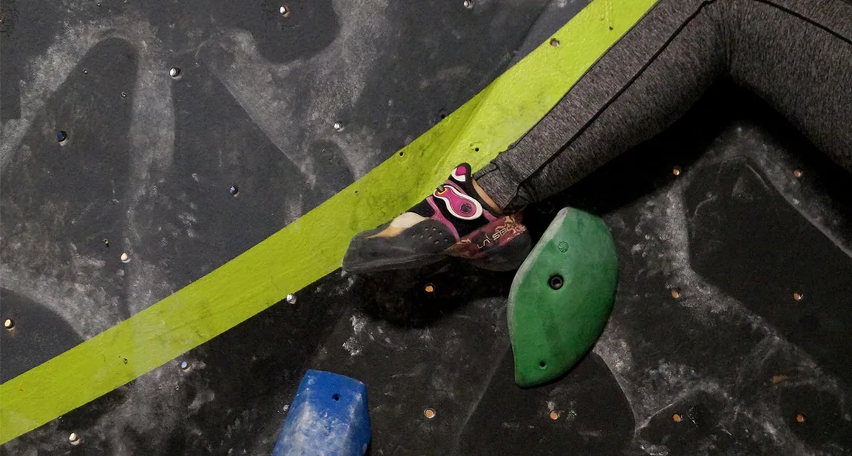 Imagen de portada de «El uso correcto de los pies en la escalada, un taller por Javier Serratos».