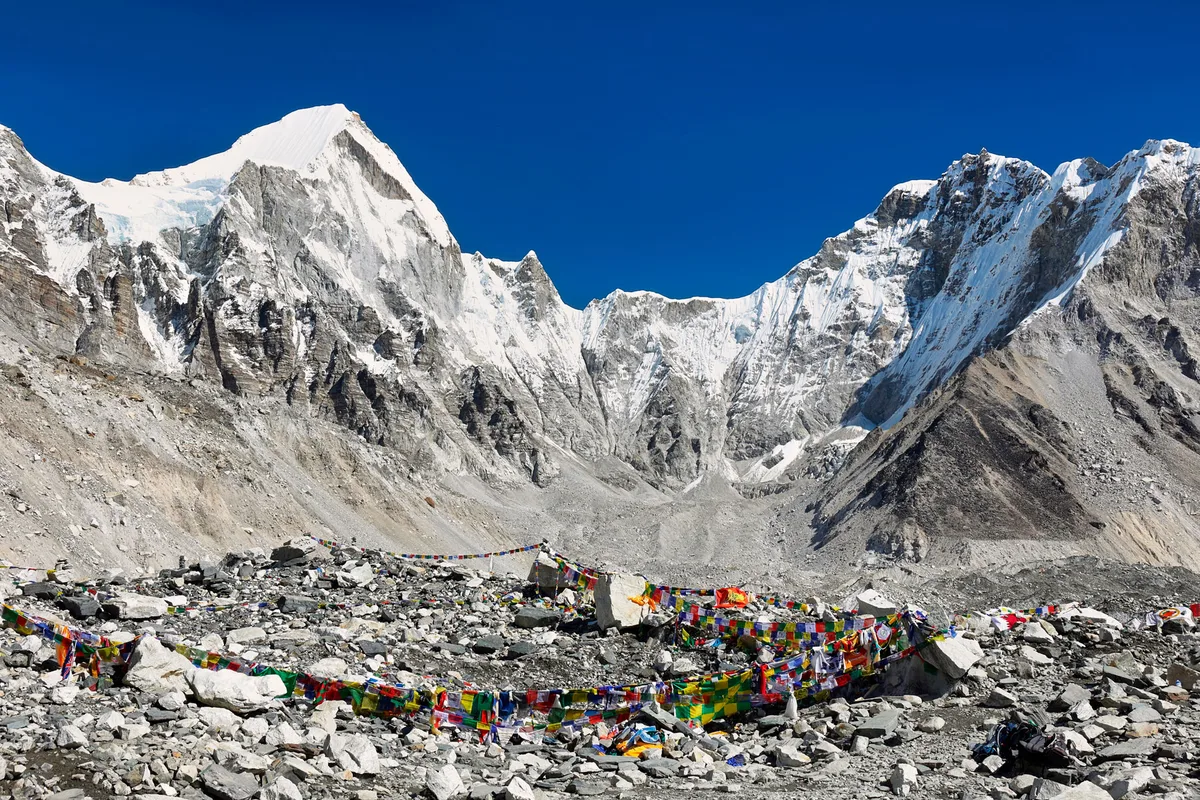 Imagen de portada de «China cierra campo base del Everest a turistas debido a la basura».