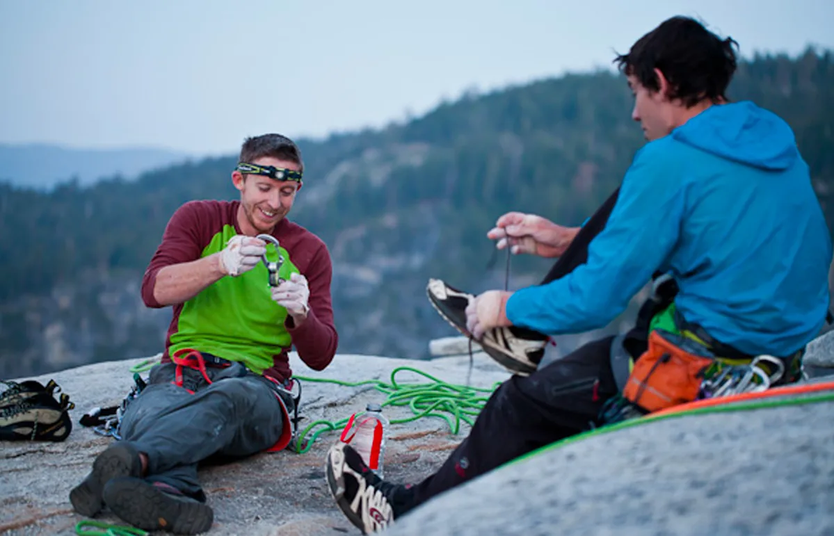 Imagen de portada de «(2:10:15) Honnold y Caldwell logran nuevo récord de velocidad en La Nariz».