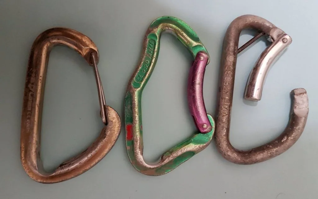 Imagen del archivo de «¿El desgaste de un mosquetón podría cortar una cuerda?».