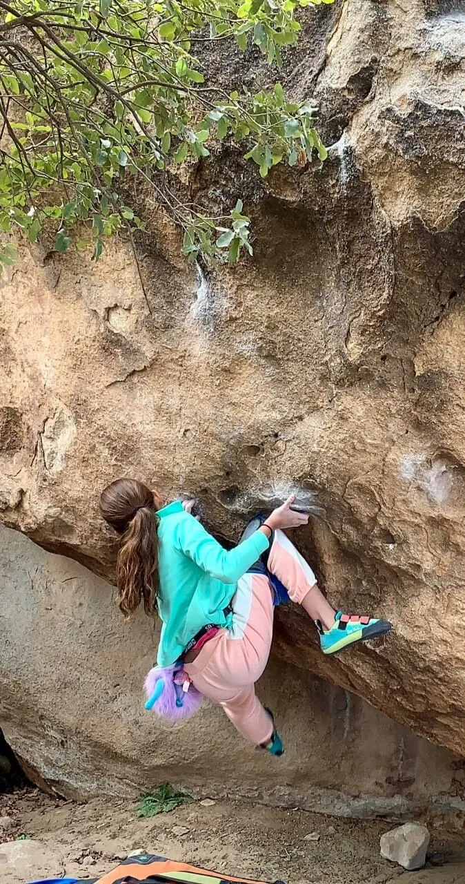 Natalia González en Une pointe de bleau dans un hueco V11