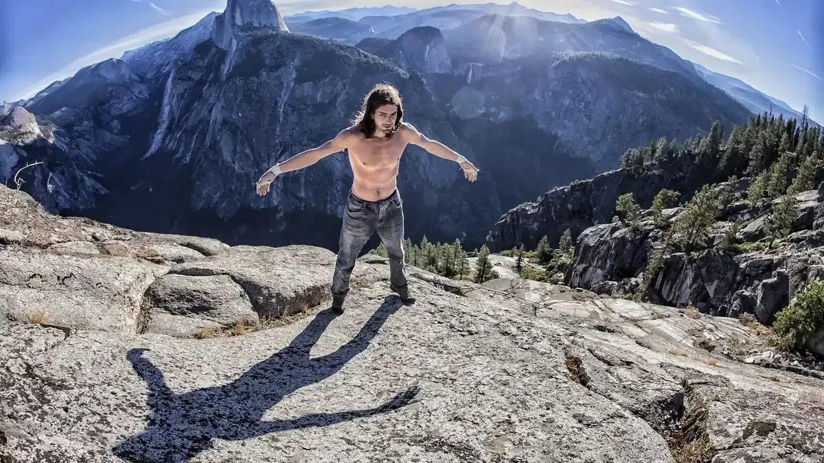 Imagen de portada de «THE DARK WIZARD: Dean Potter y la escalada como refugio de la vida y la mente».