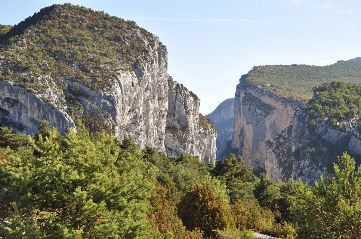 Imagen de portada de «Seb Bouin encadena las 2 rutas más duras (deportiva/multilargo) de Francia».