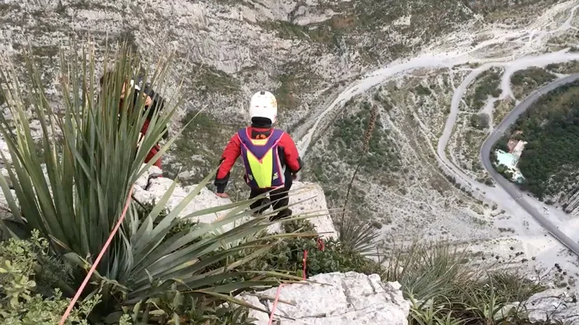 Imagen de portada de «Paloma Oliveira escala Pico Independencia y repite Salto BASE».