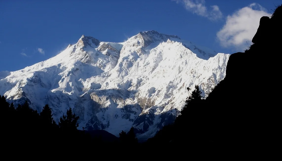 Imagen de portada de «Muere el alpinista Tomek Mackiewicz en Nanga Parbat, su compañera es rescatada».