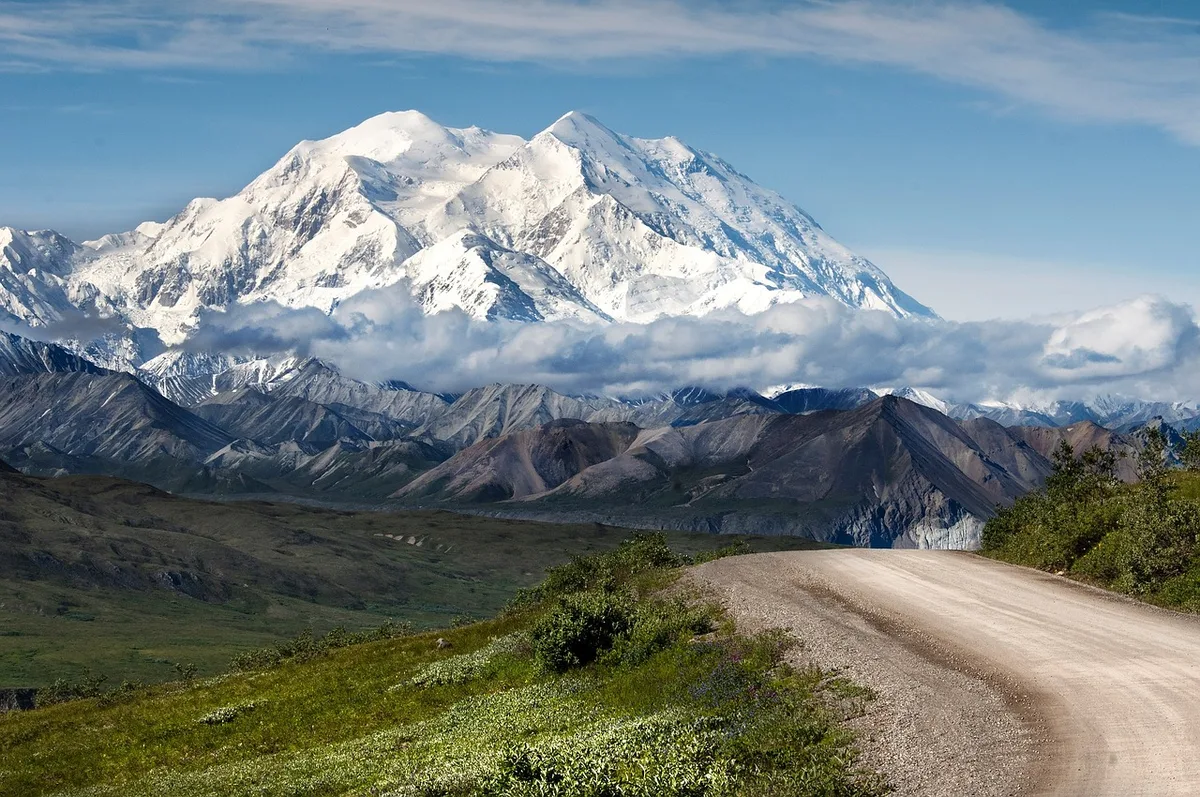 Imagen de portada de «Karl Egloff establece récord mundial en el Denali, Alaska».