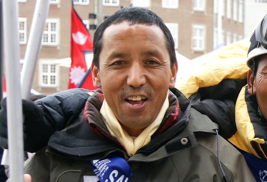 Imagen de portada de «21 cumbres al Everest: Apa Sherpa y el récord en la cima del mundo».