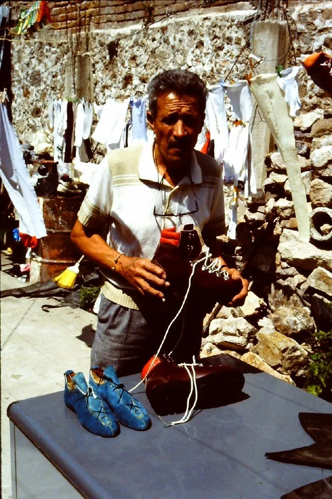 Raul Revilla mostrando sus productos. A la izquierda, los inicios de los modelos de gatas para escalada. Referencia de foto: https://www.nevasport.com/