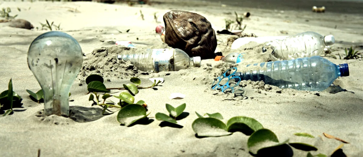 Imagen de portada de «En la era del plástico, el escalador recicla y reutiliza».