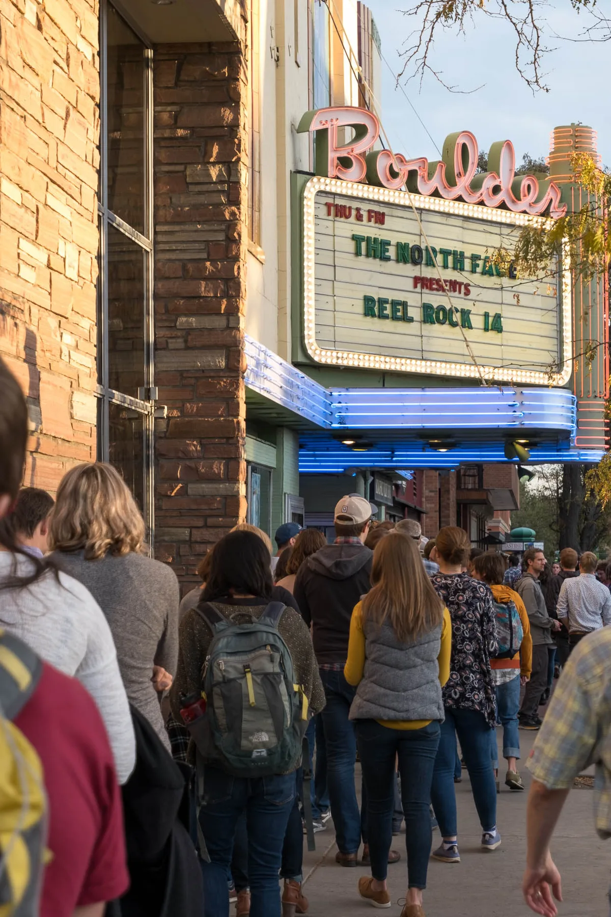 Fila de acceso a la primera función de reel rock 14 en boulder, colorado. 17 de octubre, 2019