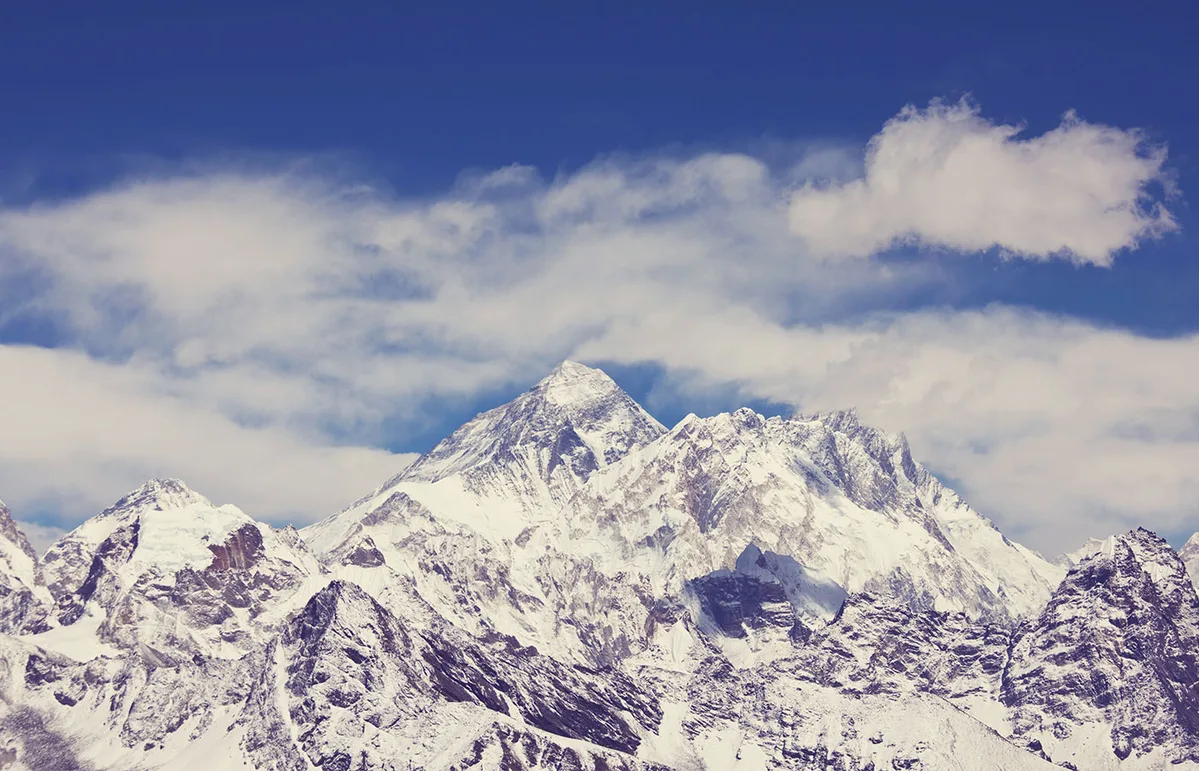 Imagen de portada de «A 40 años de Messner sin oxígeno en el Everest: estilo alpino y la era del comercio».