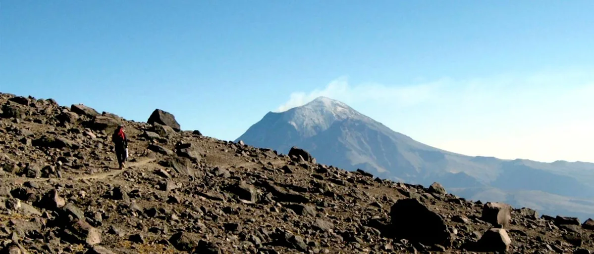 Imagen de portada de «Ser profesional: guías de montaña y turismo de aventura en México».