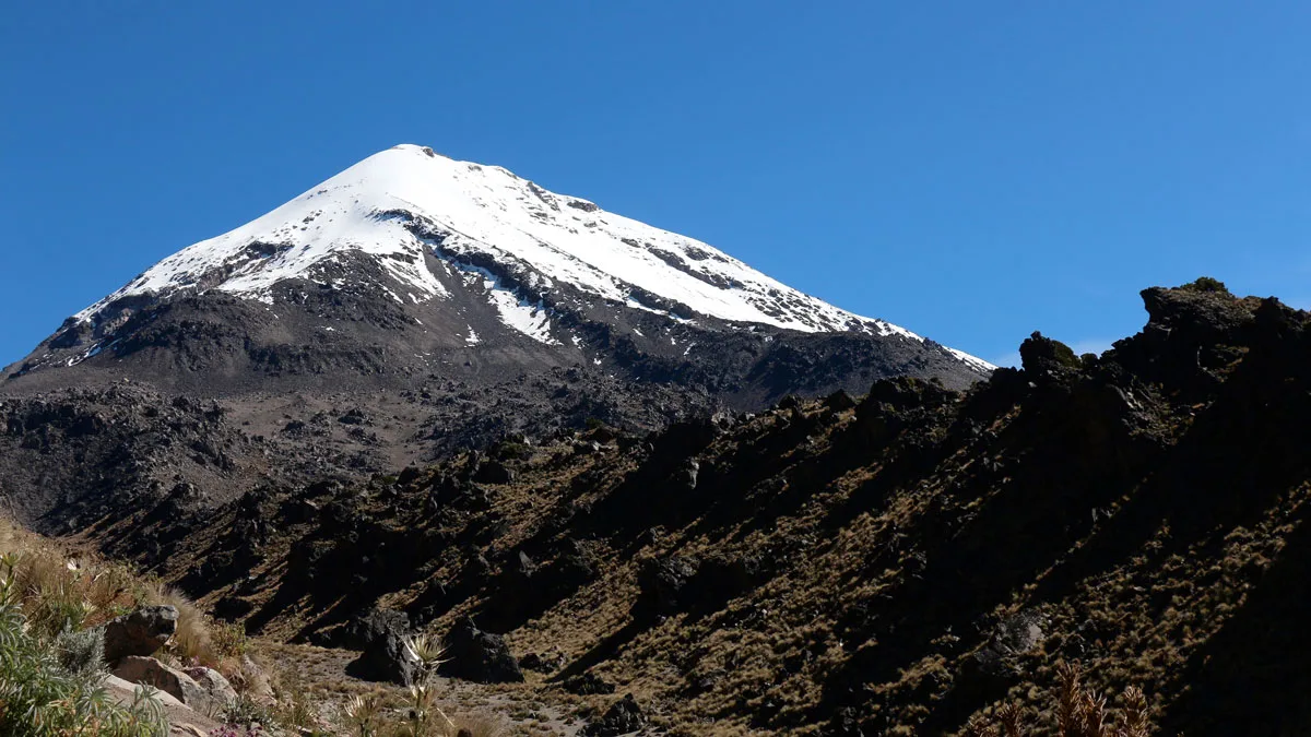 Imagen de portada de «Entrevista a Arturo Montero: hallazgo del sitio arqueológico en Pico de Orizaba».