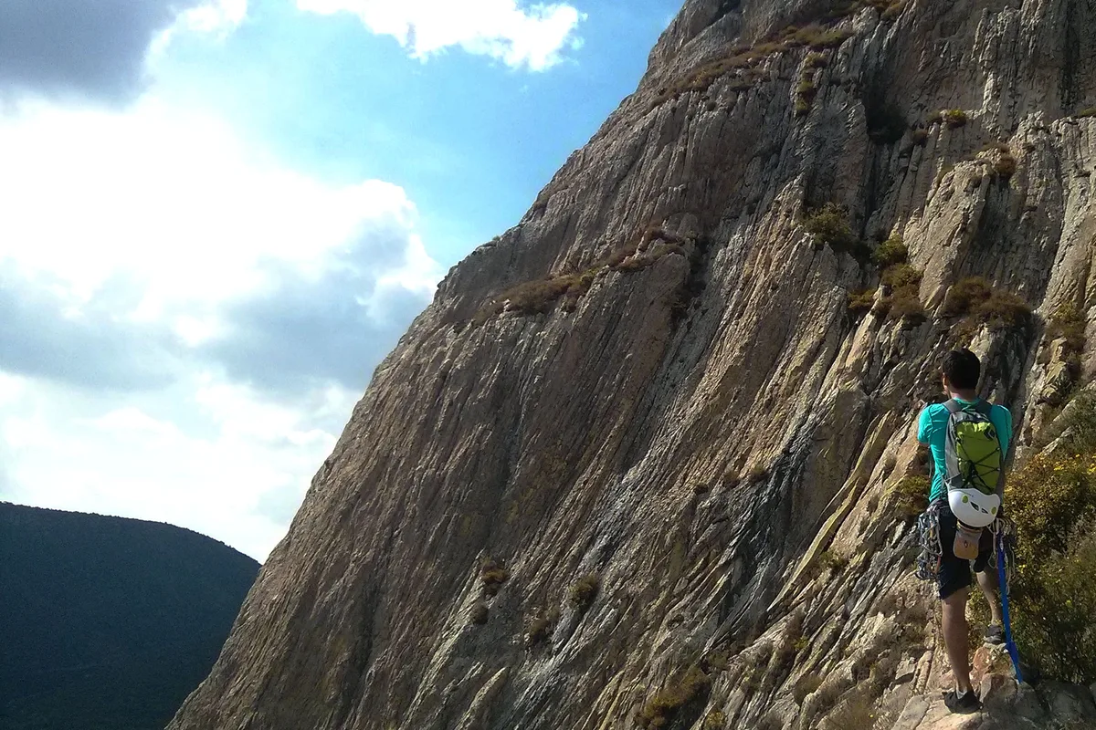 Imagen de portada de «Restringen oficialmente escalar la Peña de Bernal a partir del 20 de enero 2024».