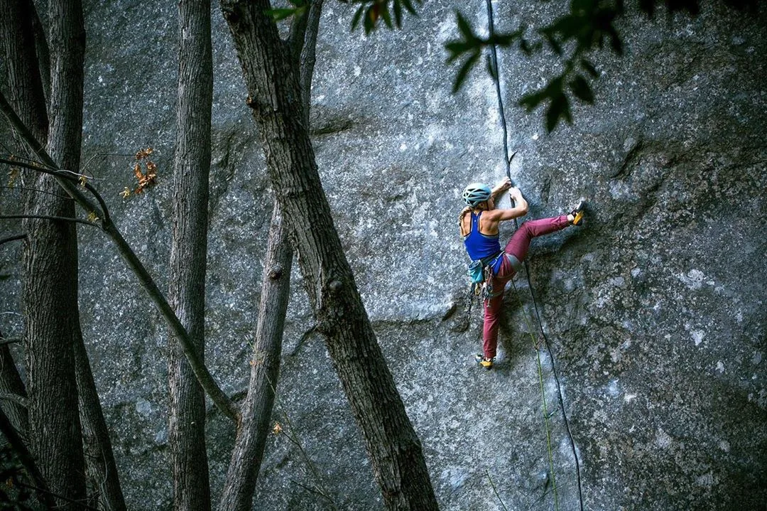 Imagen de portada de «Hazel Findlay realiza primer ascenso femenil a la mítica grieta Magic Line».
