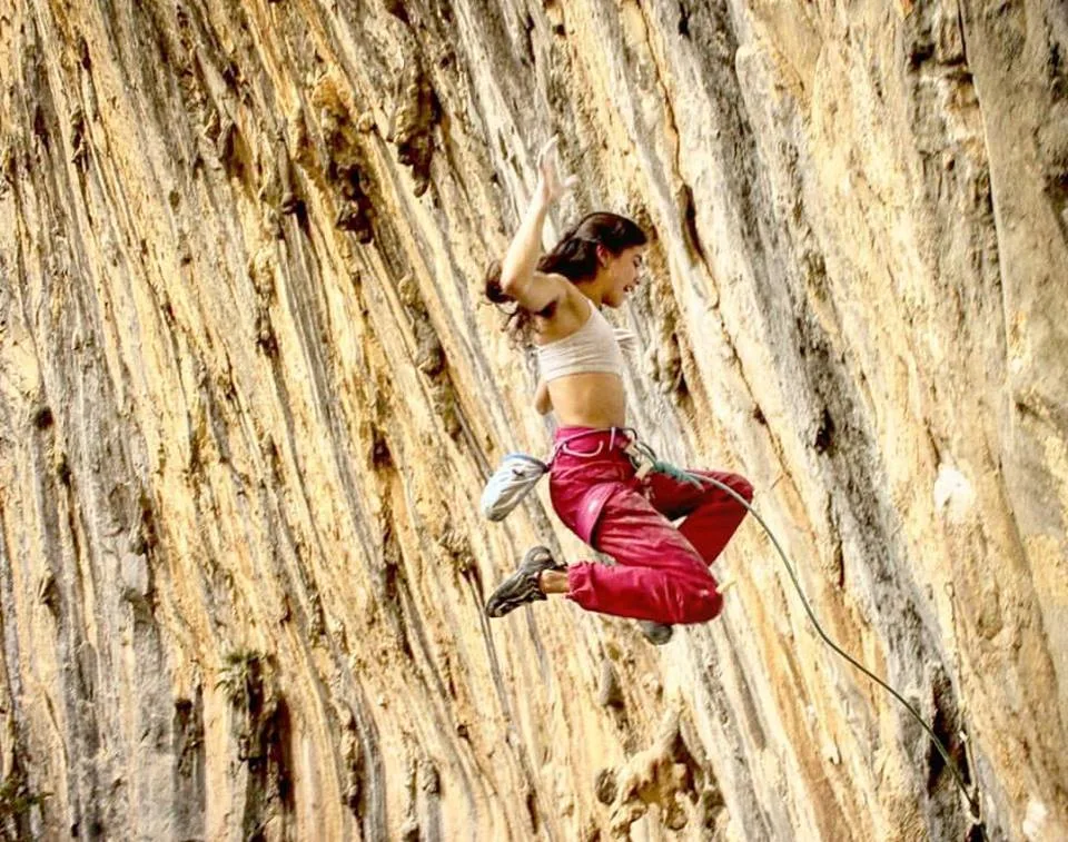 Imagen de portada de «Volar para poder escalar: 6 consejos para aprender a caer en la escalada».