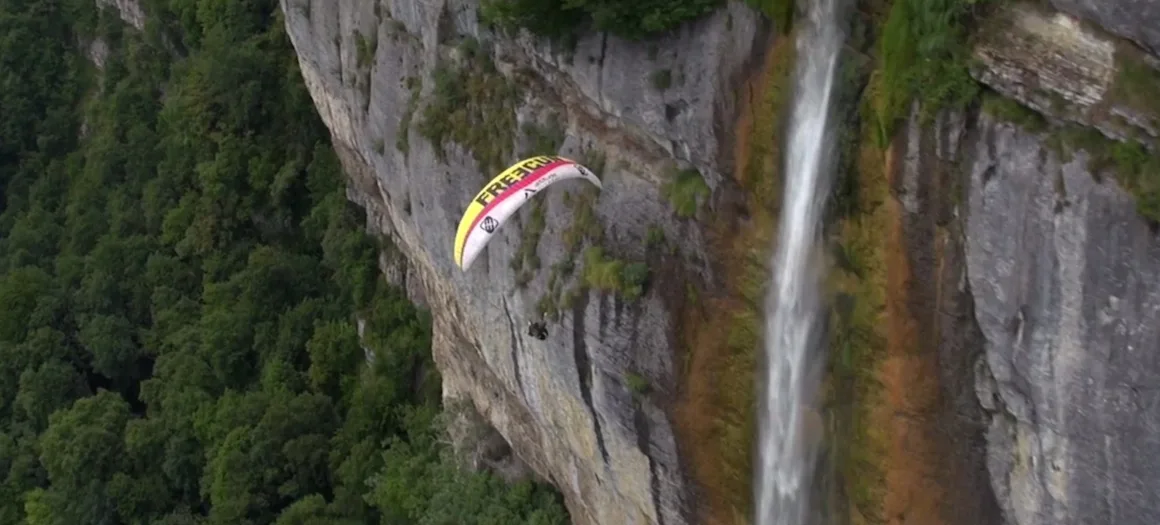 Imagen de portada de «Sounds of paragliding: acompaña a Théo en un vuelo acústico».