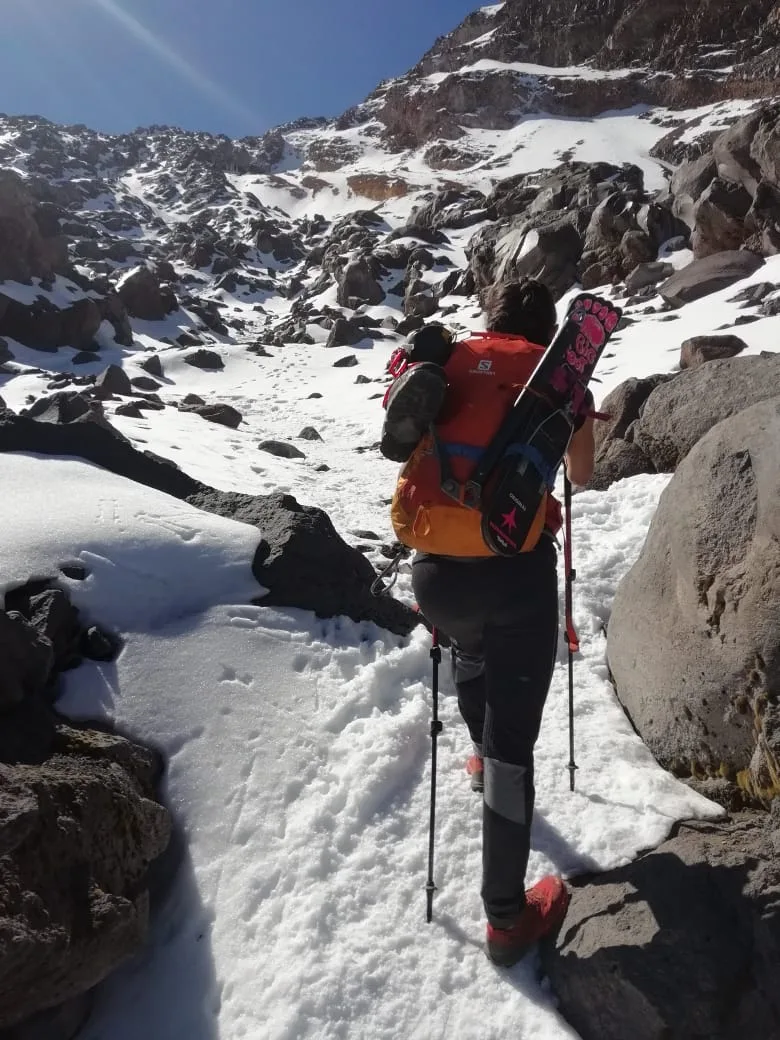 Imagen del archivo de «Kari Carsolio y Max Álvarez descienden esquiando el Pico de Orizaba».