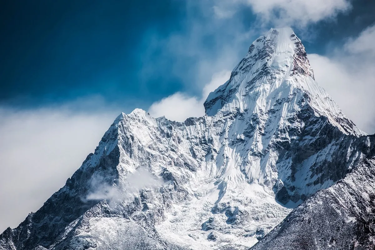 Imagen de portada de «Alex Txikon hace cima en el Ama Dablam: primer ascenso invierno 2020».